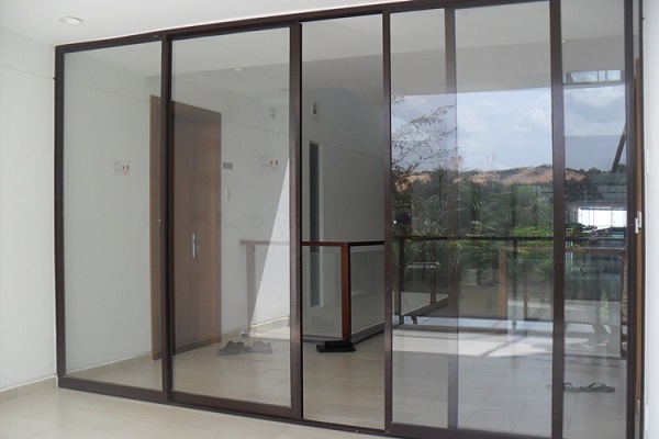 Cửa lùa 3 ray hệ nhôm xingfa 93